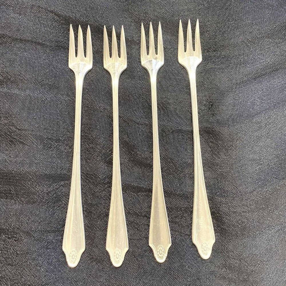 Four Oneida Community “Georgian” Cocktail / Shrimp Forks